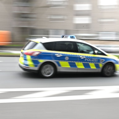 Ein Polizeiwagen rast durch die Innenstadt.