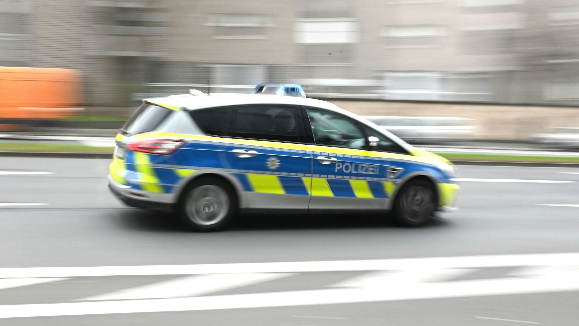Ein Polizeiwagen rast durch die Innenstadt.