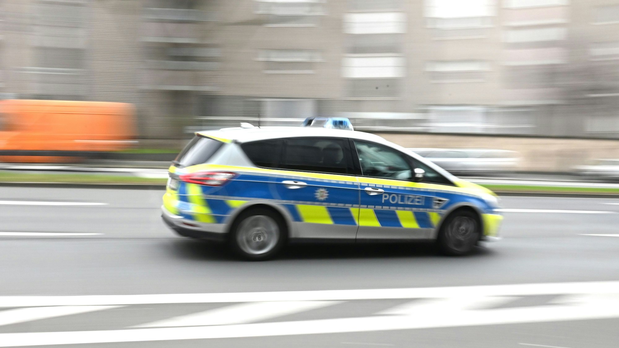 Ein Polizeiwagen rast durch die Innenstadt.