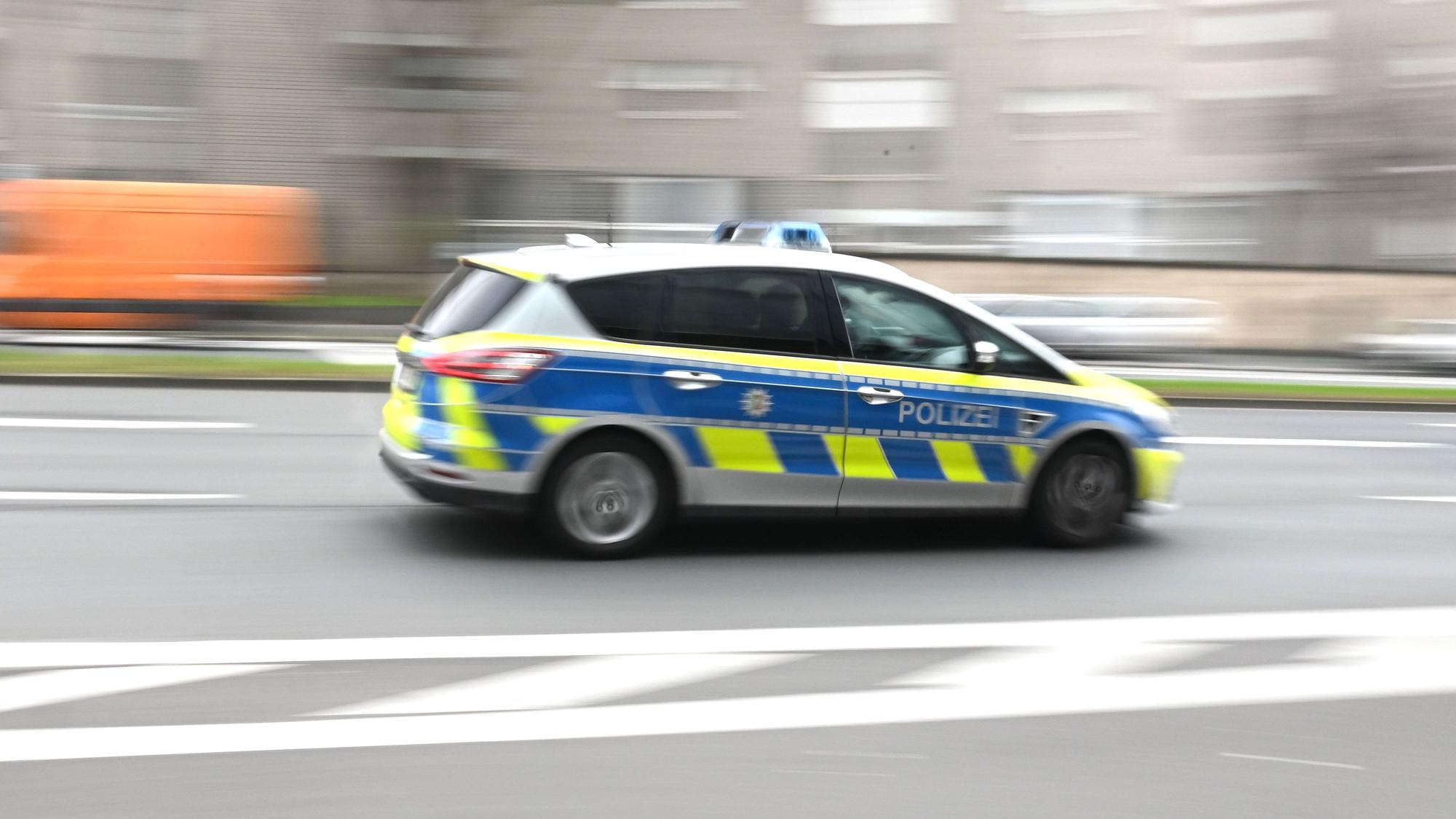 Ein Polizeiauto im Einsatz bei einer Verfolgungsjagd. (Symbolfoto)