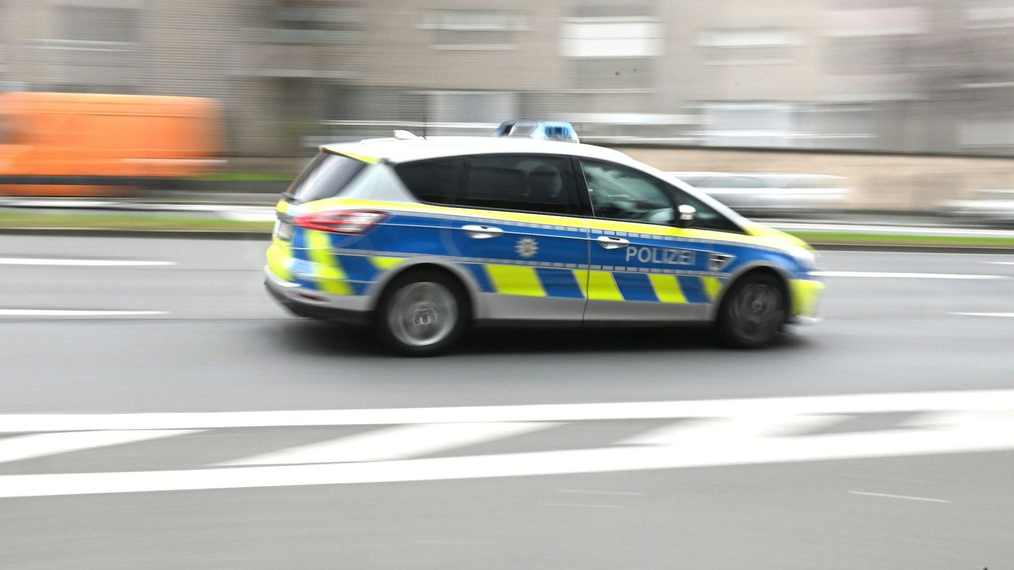 Ein Polizeiwagen rast durch die Innenstadt.