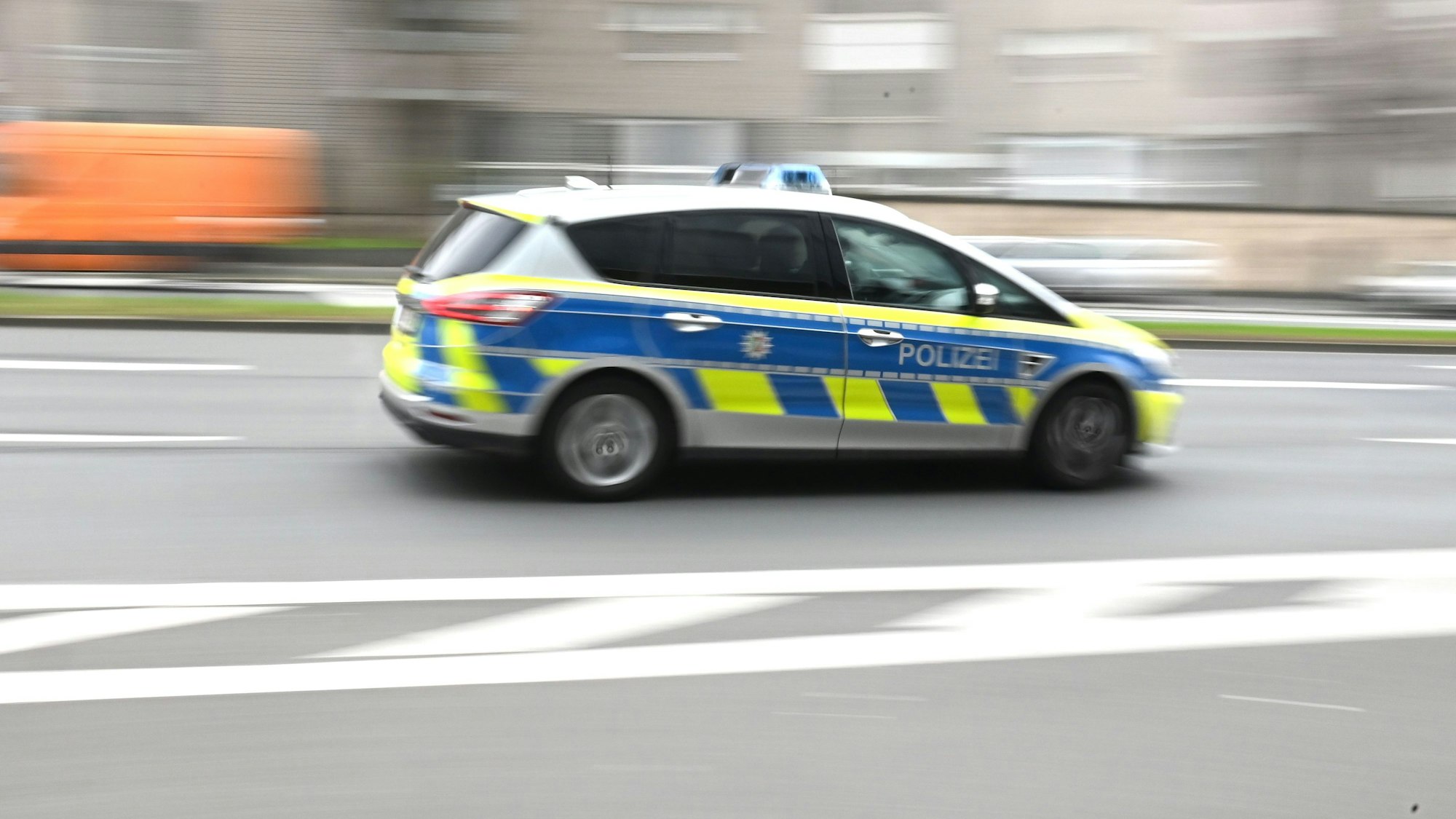 Ein Polizeiwagen bei einer Verfolgungsfahrt. (Symbolbild)