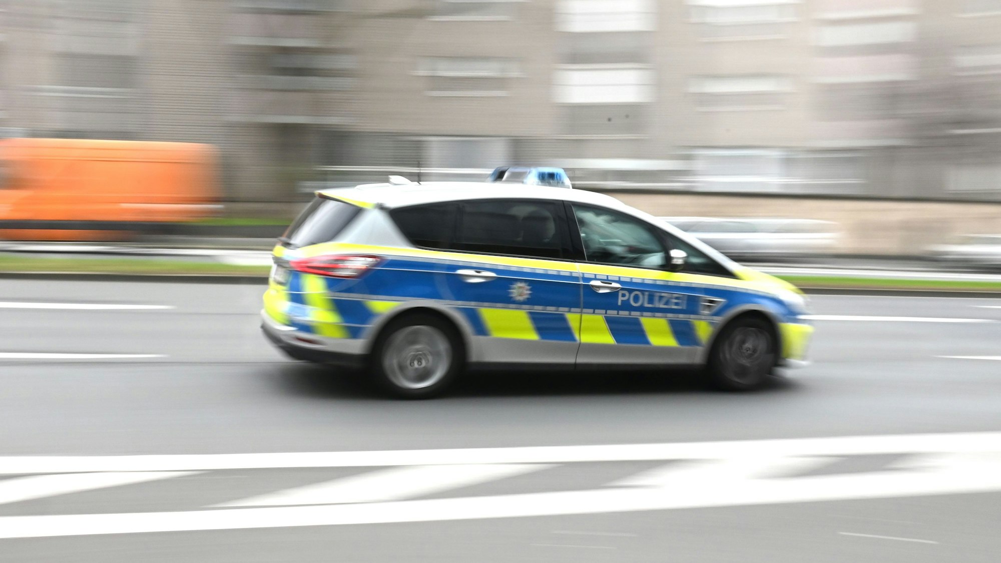 Symbolbild. Ein Polizeiwagen rast durch die Innenstadt.