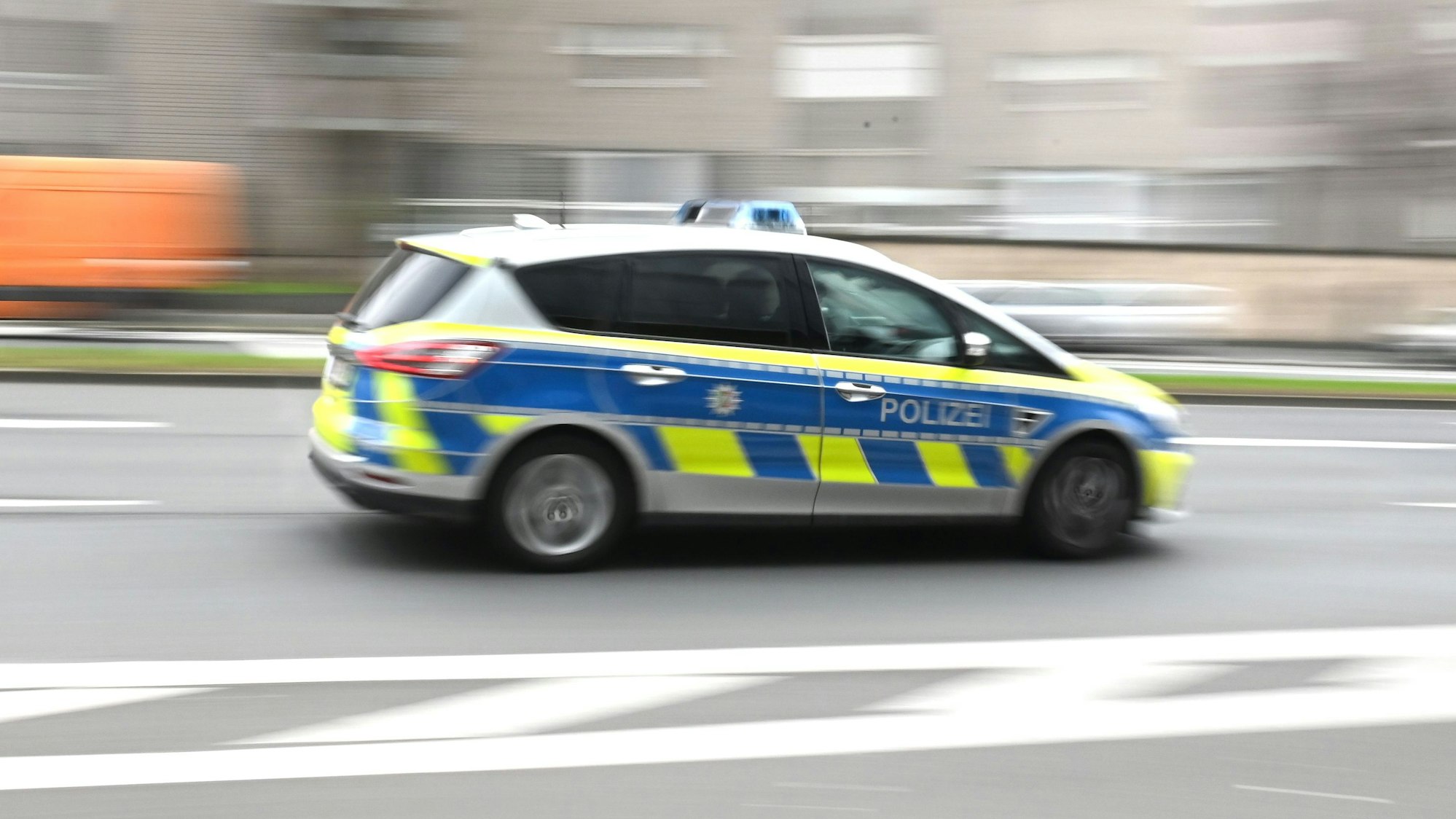 Ein Polizeiwagen rast durch die Innenstadt.