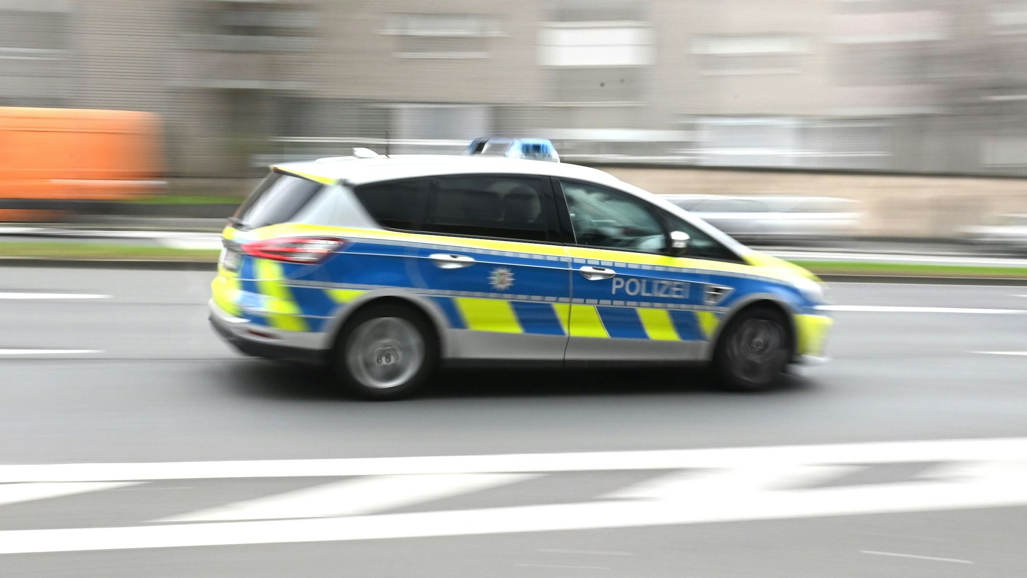 Ein Polizeiwagen rast durch die Innenstadt.