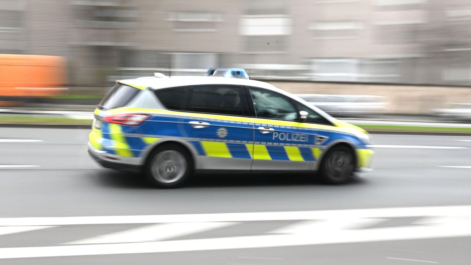 Ein Polizeiwagen rast durch die Innenstadt.