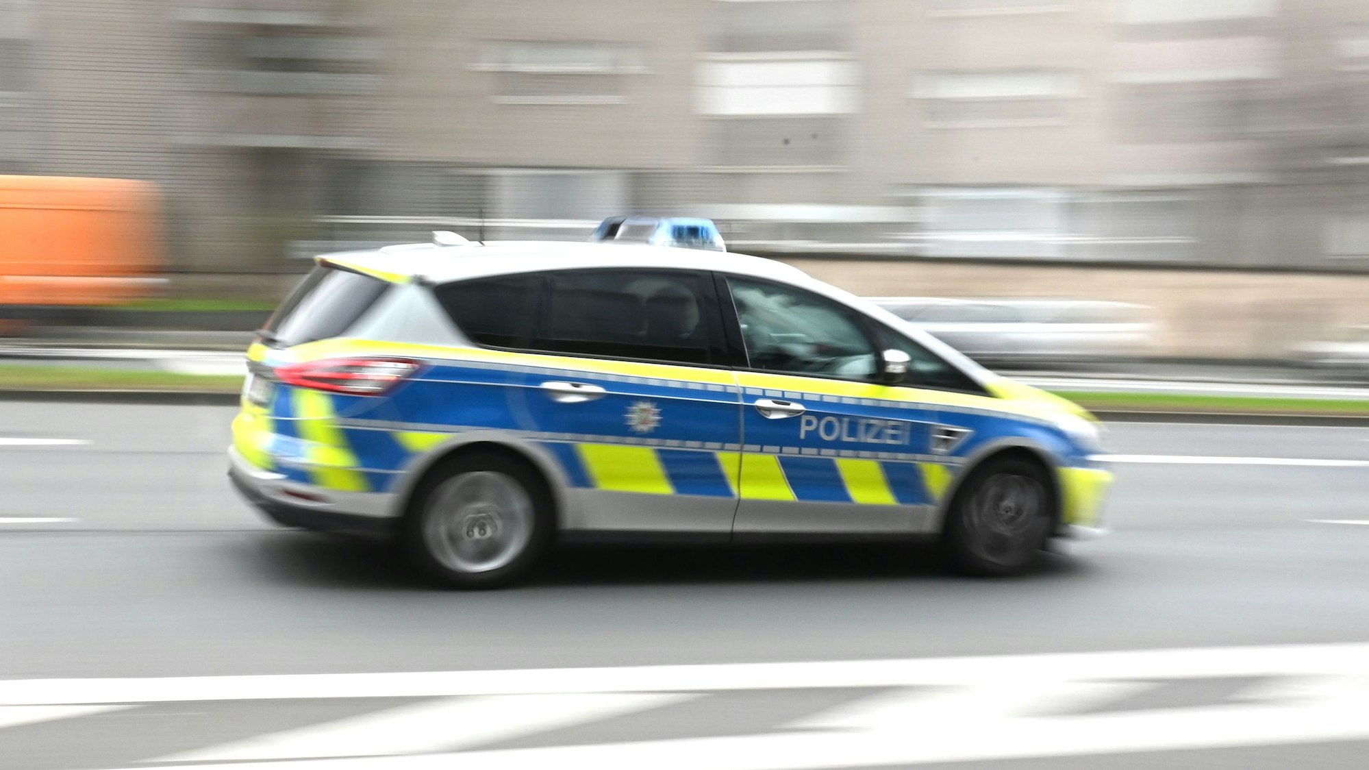 Ein Polizeiwagen rast durch die Innenstadt.
