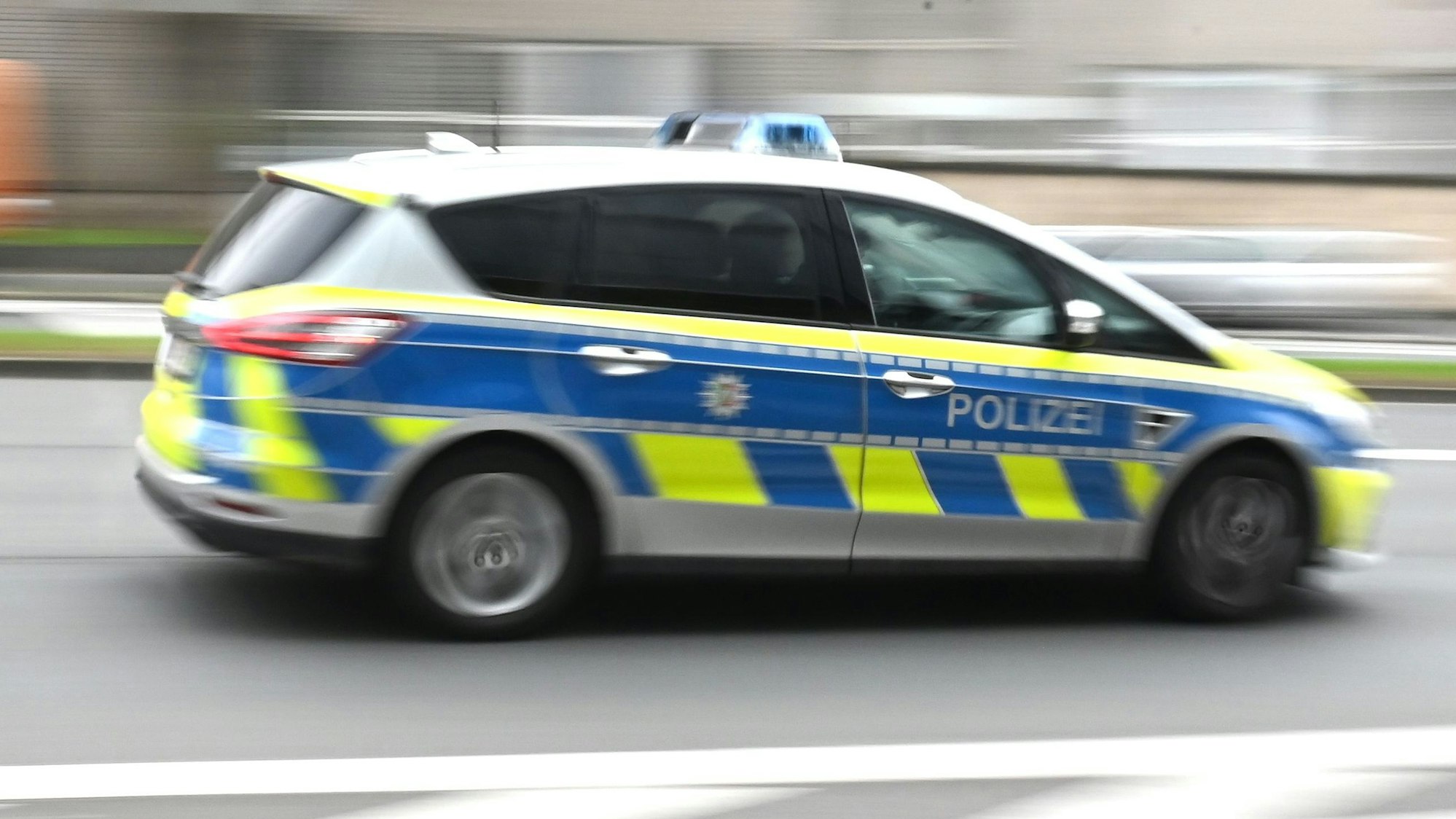 Ein Polizeiwagen rast durch die Innenstadt.