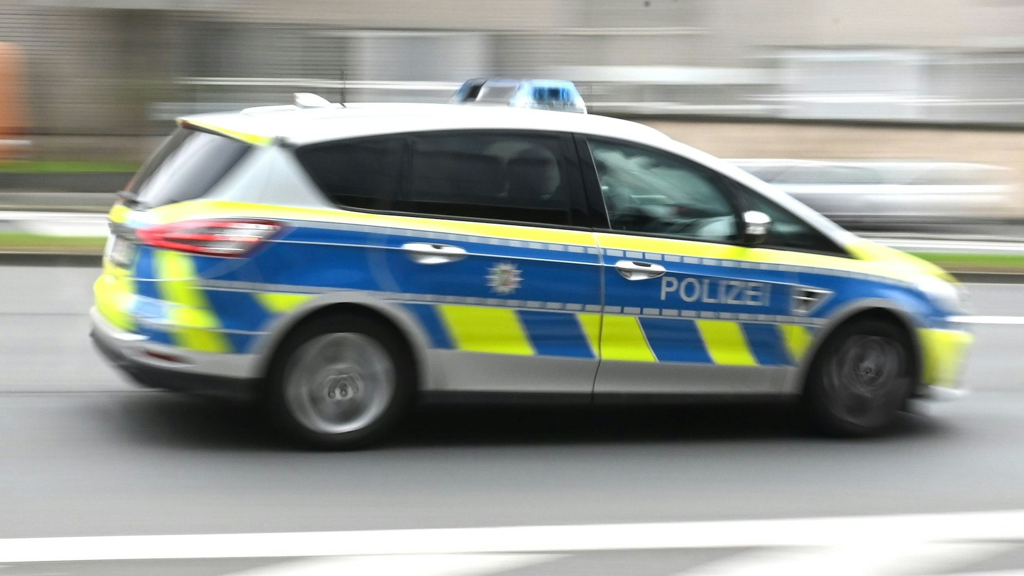 Ein Polizeiwagen rast durch die Innenstadt.