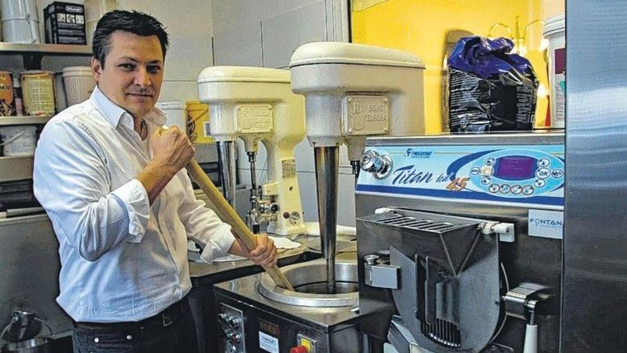 Antonoi Campo-Bagatin in seiner Filiale in Kerpen-Horrem an der Eismaschine, im Hintergrund alte Modelle, die früher auch am Tresen standen.