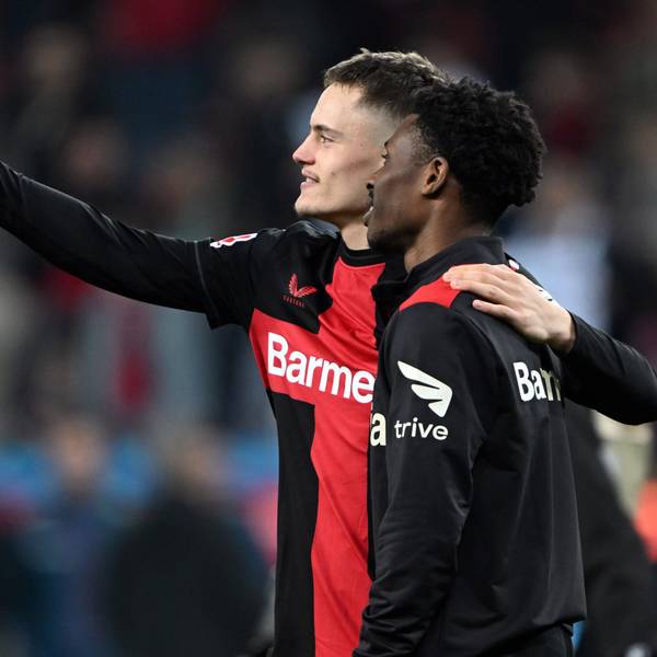 Leverkusens Florian Wirtz (l) und Nathan Tella machen ein Bild mit einem Handy.