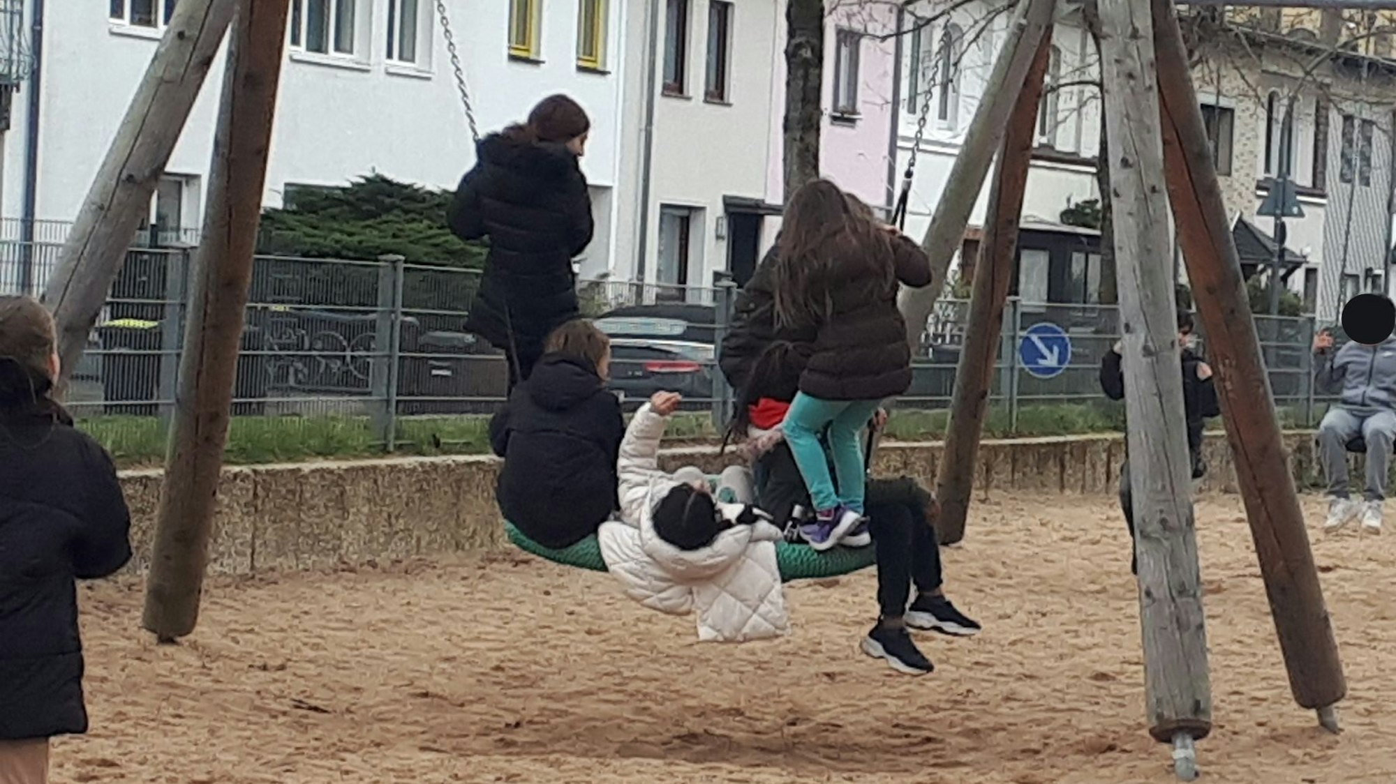 Kinder auf einer Nestschaukel