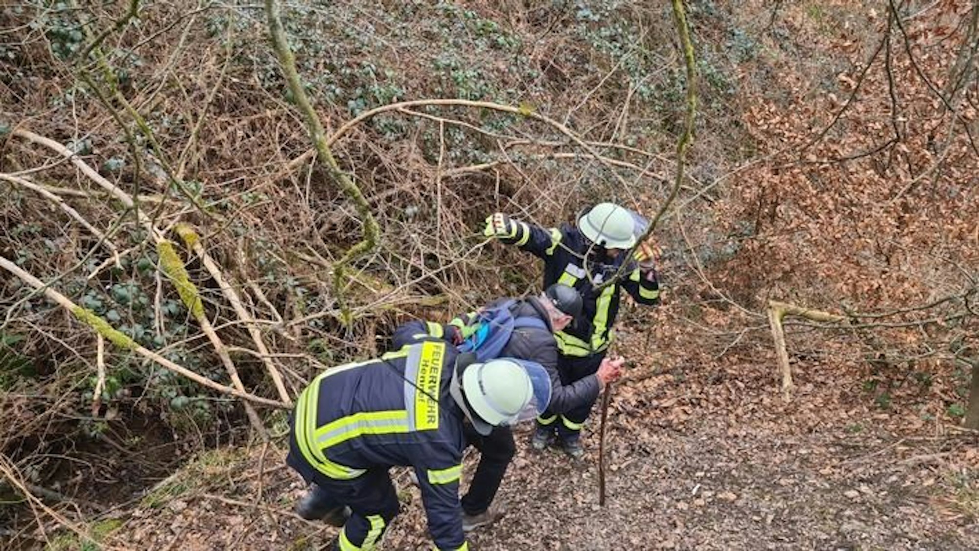 Feuerwehr Hennef rettete einen Wanderer aus einem Dornengebüsch.