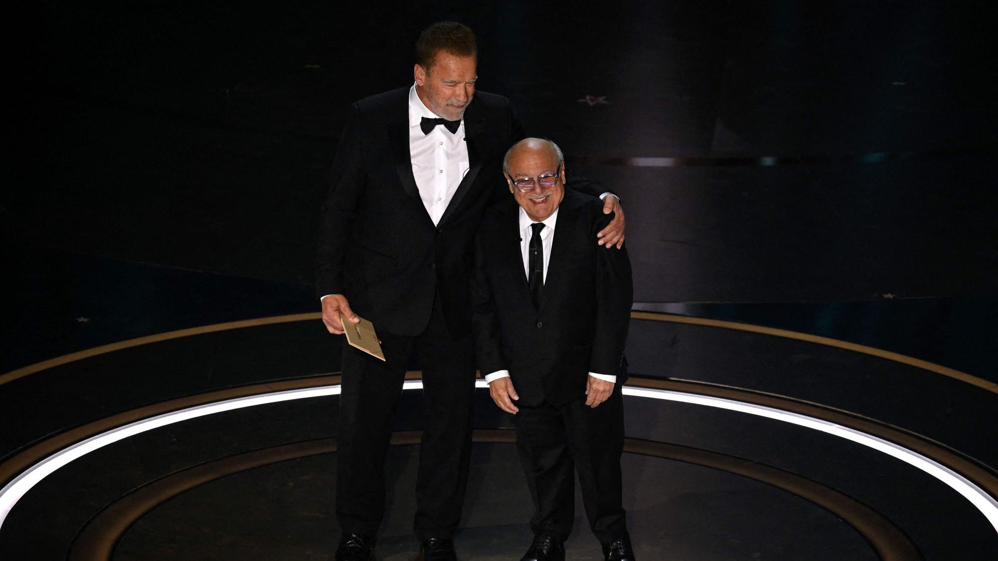 Die Academy holte Arnold Schwarzenegger und Danny DeVito auf die Oscar-Bühne.