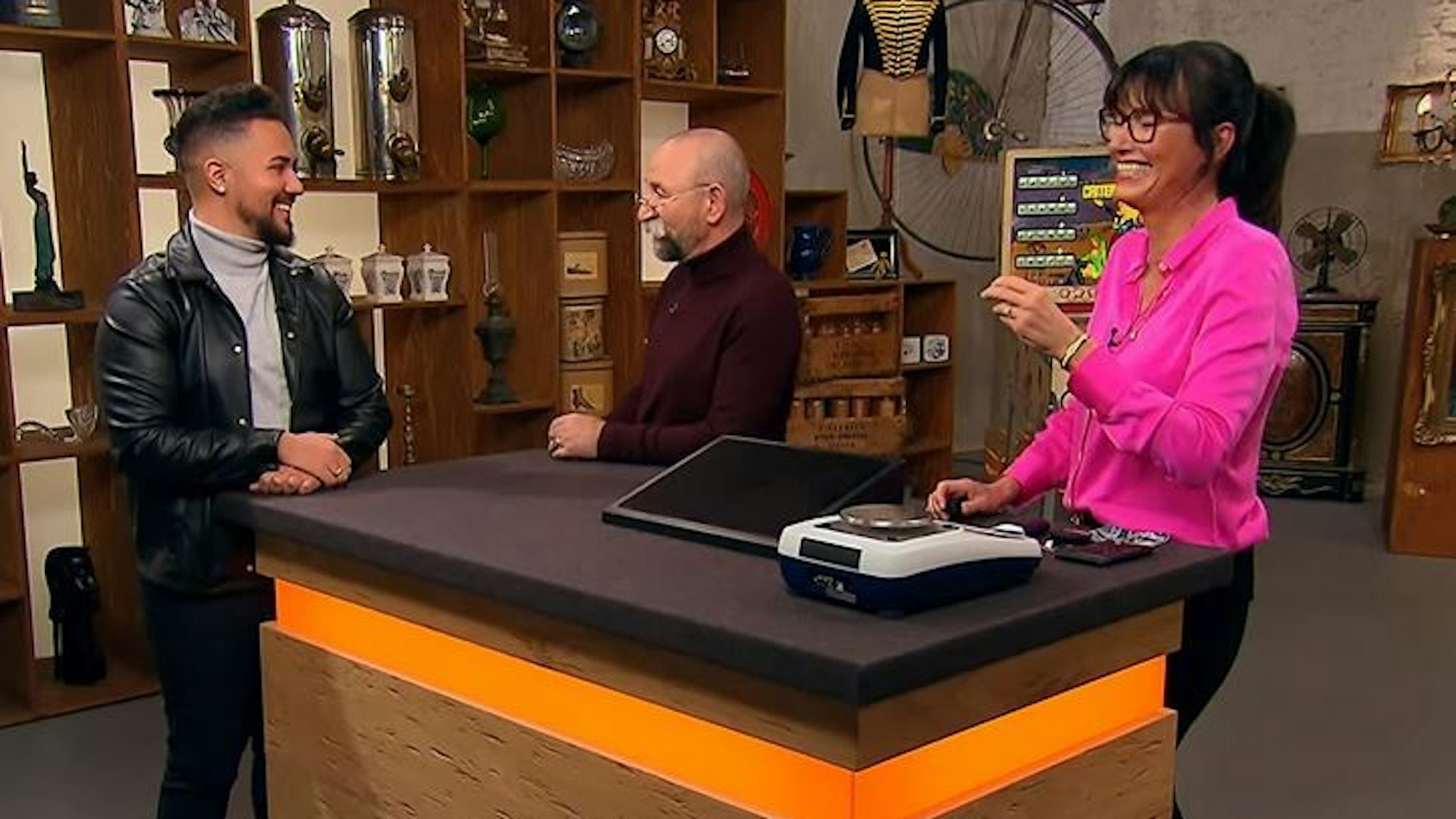 Horst Lichter (M.) und Justin Azzat (l.) tauschen bei der Expertise mit Rezepa-Zabel (r.) Komplimente aus.