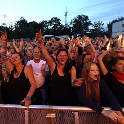 Fans feiern Ende August 2023 bei einem Bukahara-Open-Air-Konzert an der Kölner Südbrücke.