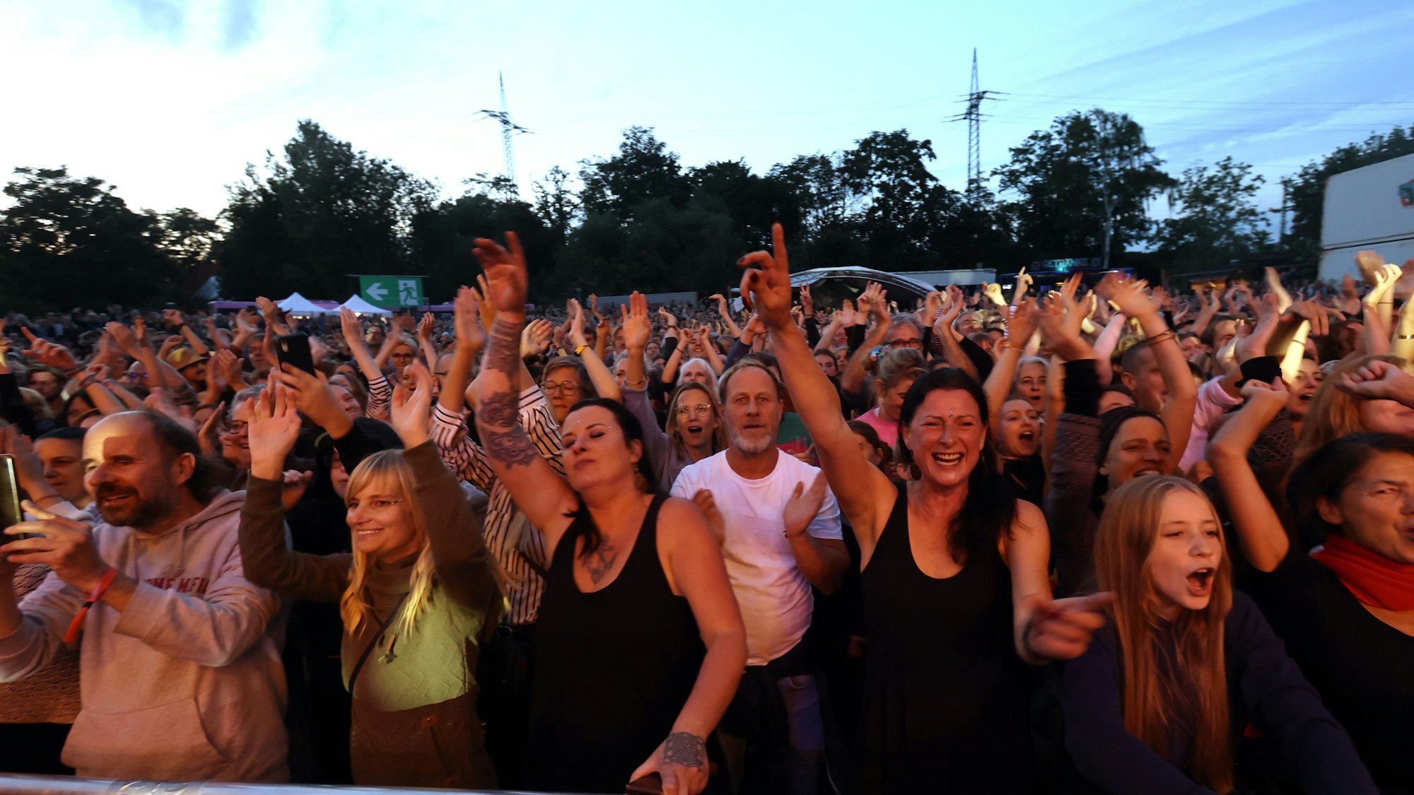 Fans feiern Ende August 2023 bei einem Bukahara-Open-Air-Konzert an der Kölner Südbrücke.