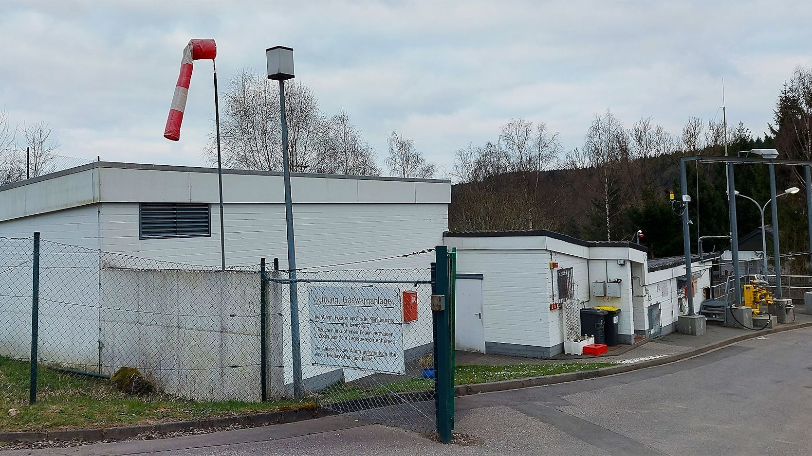 Das Bild zeigt den Eingangsbereich zu einem Flüssiggaslager.