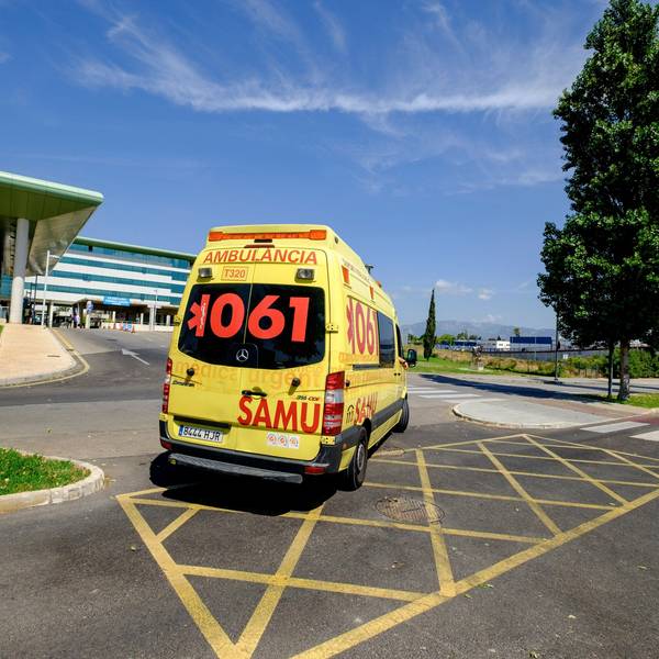 Krankenwagen vor der Klinik Son Espases in Palma de Mallorca: Rettungskräfte waren bei einem Bus-Unfall im Osten der Insel im Einsatz (Symbolbild).
