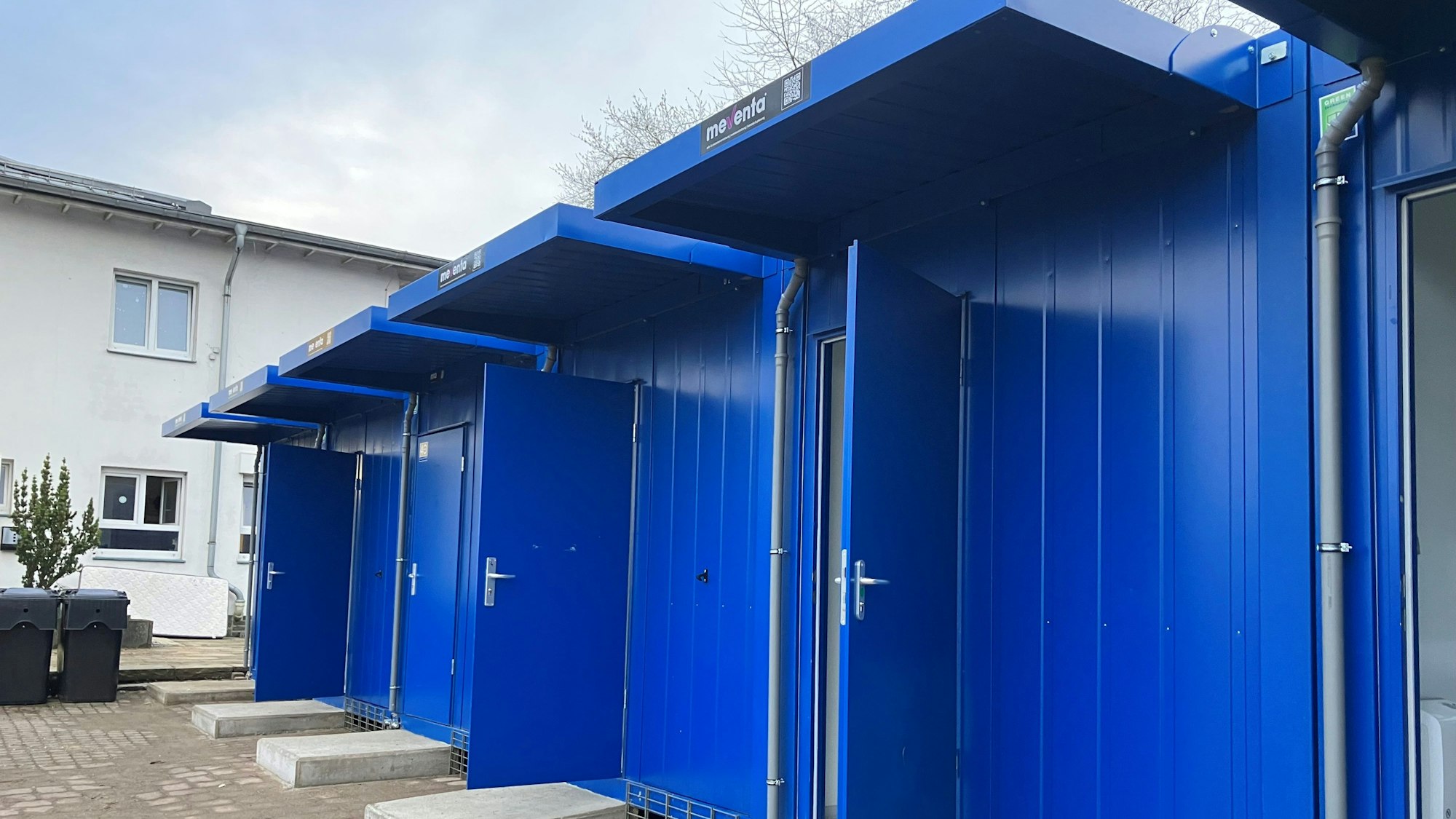 Das Foto zeigt Container, die in Marienheide als Notunterkunft für Geflüchtete dienen.