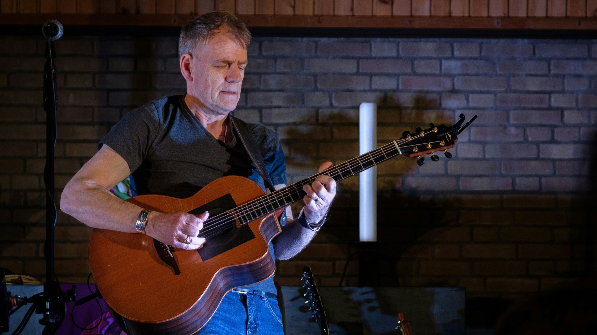 Martyn Joseph spielt Gitarre.
