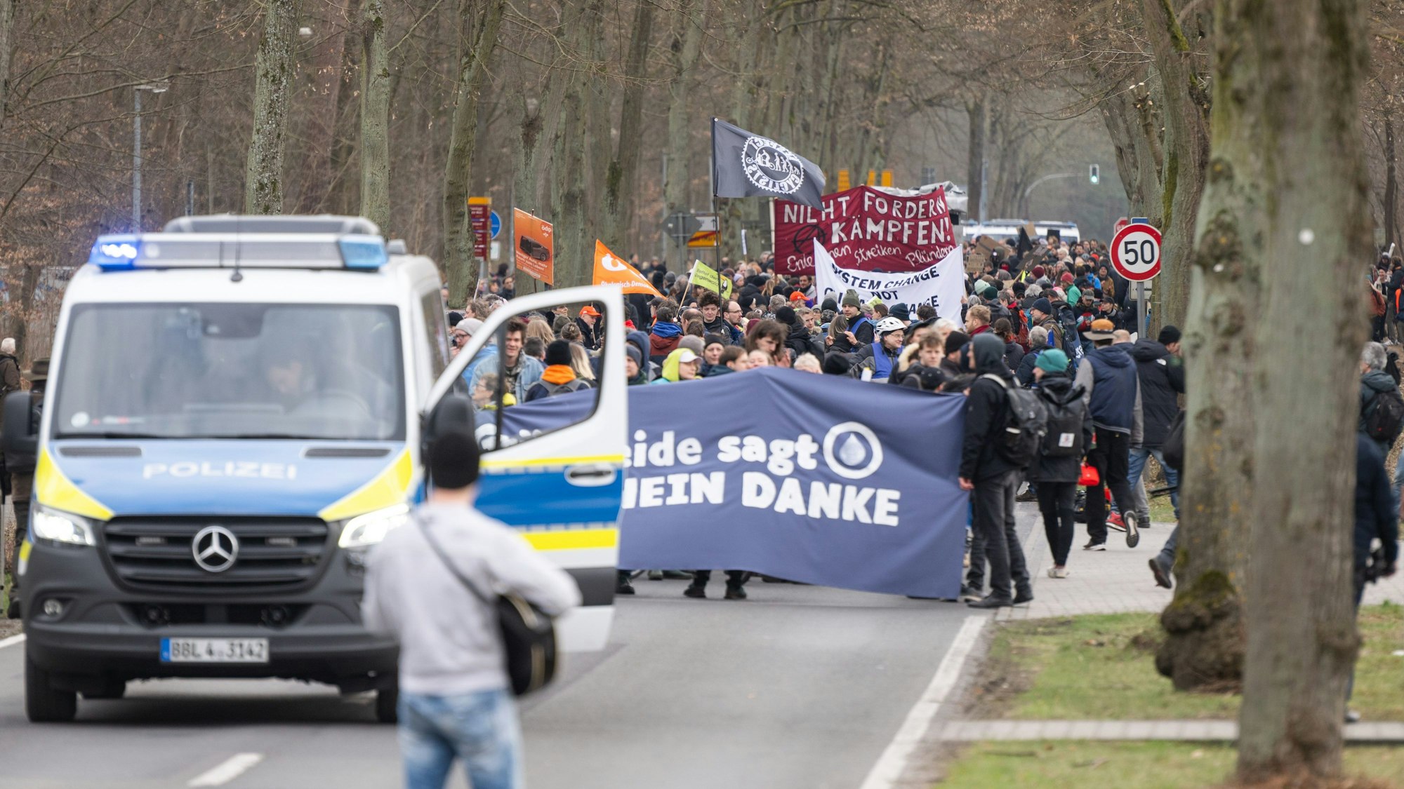 Demonstration gegen die Tesla-Erweiterung in Grünheide am Sonntag (10. März). Die Polizei stellte mehrere Strafanzeigen aus.