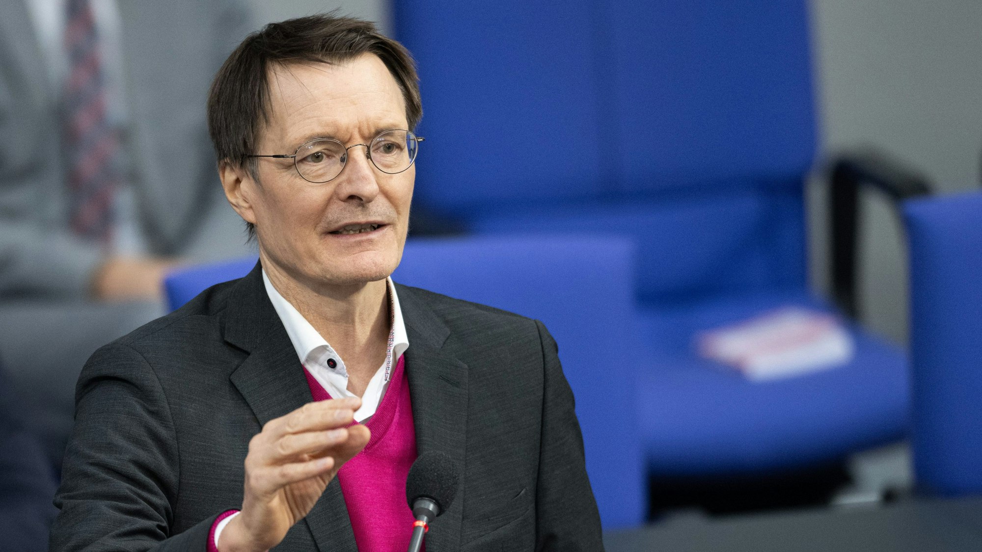 Karl Lauterbach (SPD), Bundesminister für Gesundheit, spricht während einer Debatte im Plenarsaal des Deutschen Bundestages.