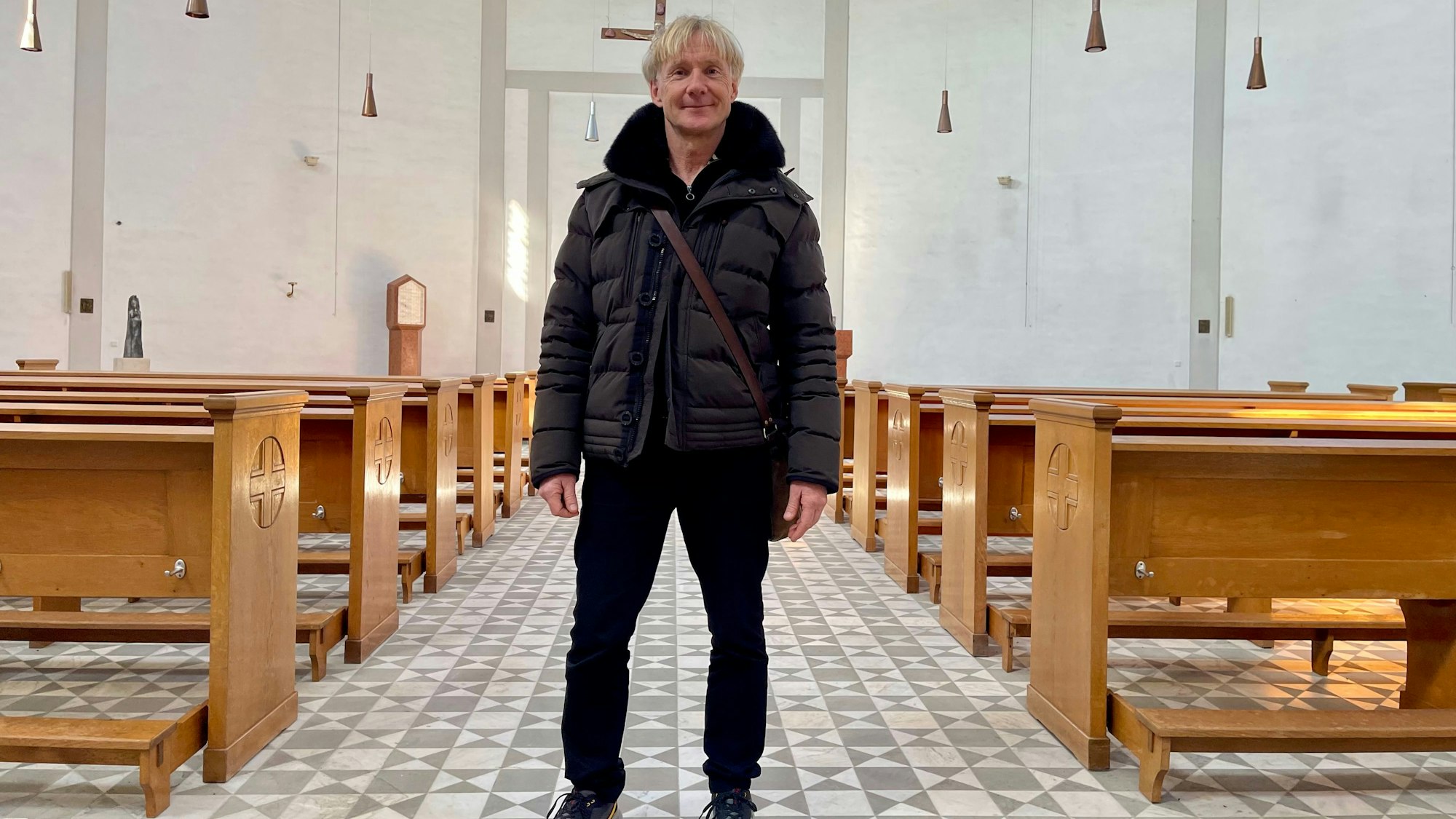 Thomas Baumgärtel in der Kirche St. Josef in Eitorf: Der denkmalgeschützte Fußboden, so stellte sich mittlerweile heraus, hat offenbar Wasser gezogen und ist sanierungsbedürftig.
