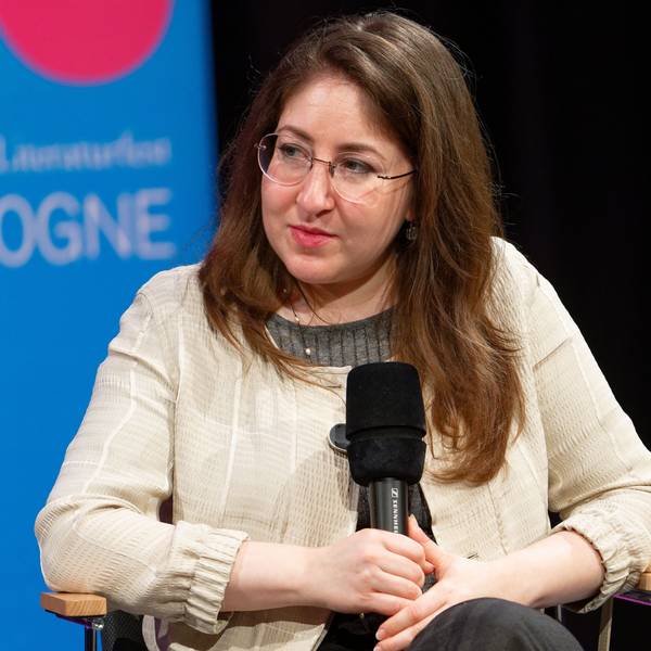 Die Schriftstellerin Deborah Feldman sitzt bei einer Veranstaltung der Lit.Cologne auf der Bühne.