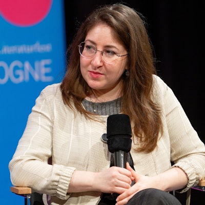 Die Schriftstellerin Deborah Feldman sitzt bei einer Veranstaltung der Lit.Cologne auf der Bühne.