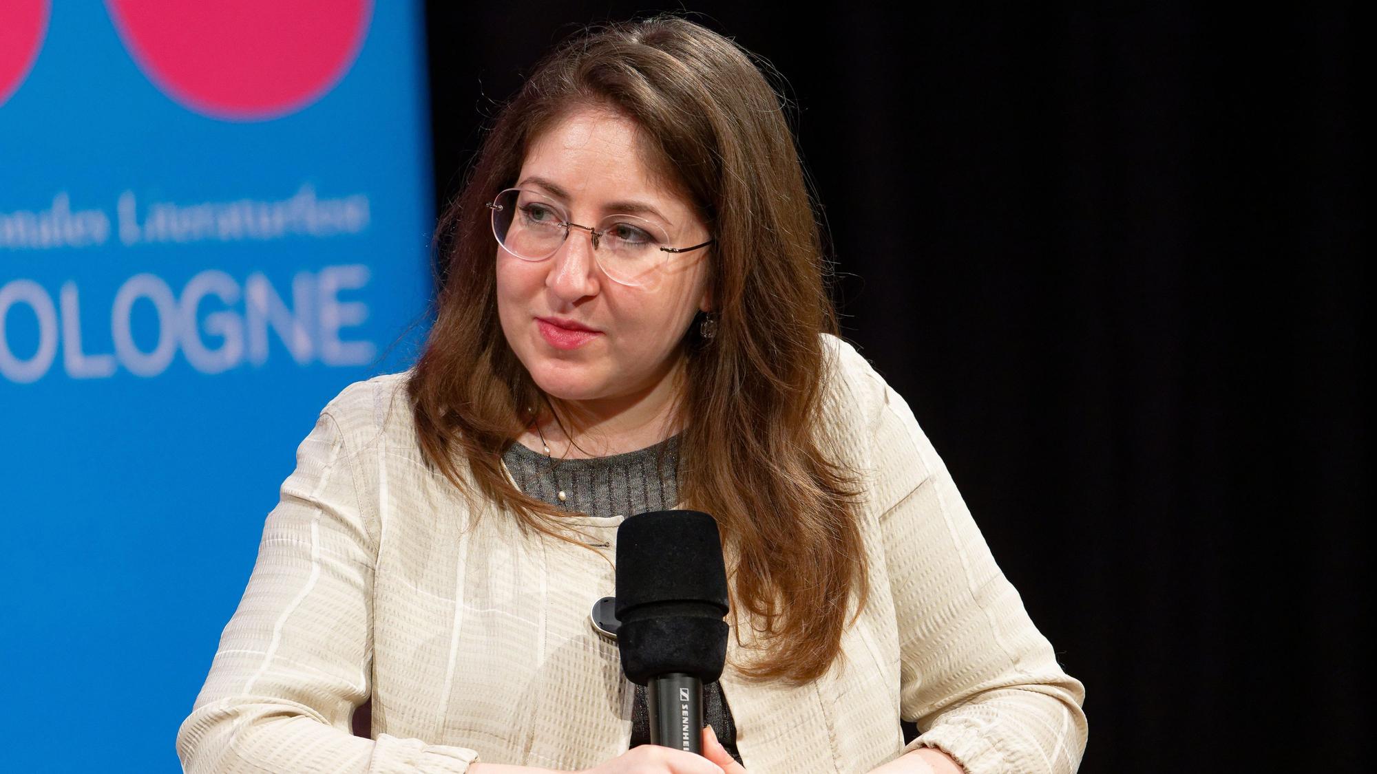 Die Schriftstellerin Deborah Feldman sitzt bei einer Veranstaltung der Lit.Cologne auf der Bühne.