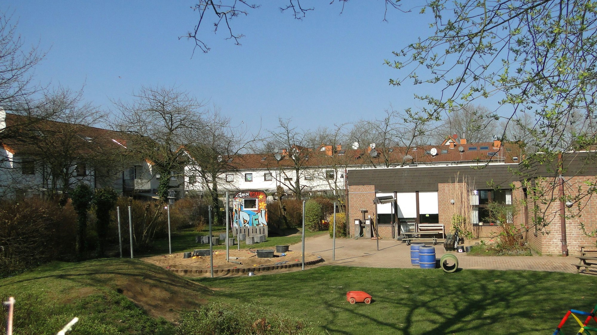 Blick auf Außengelände und Gebäude einer Kita