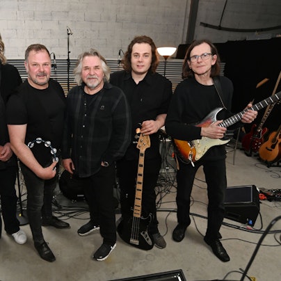 Jürgen Fritz, Ilja Engel, Tommy Engel, Robin Duns und Markus Wienströer stehen mit Instrumenten nebeneinander in ihrem Probenraum.