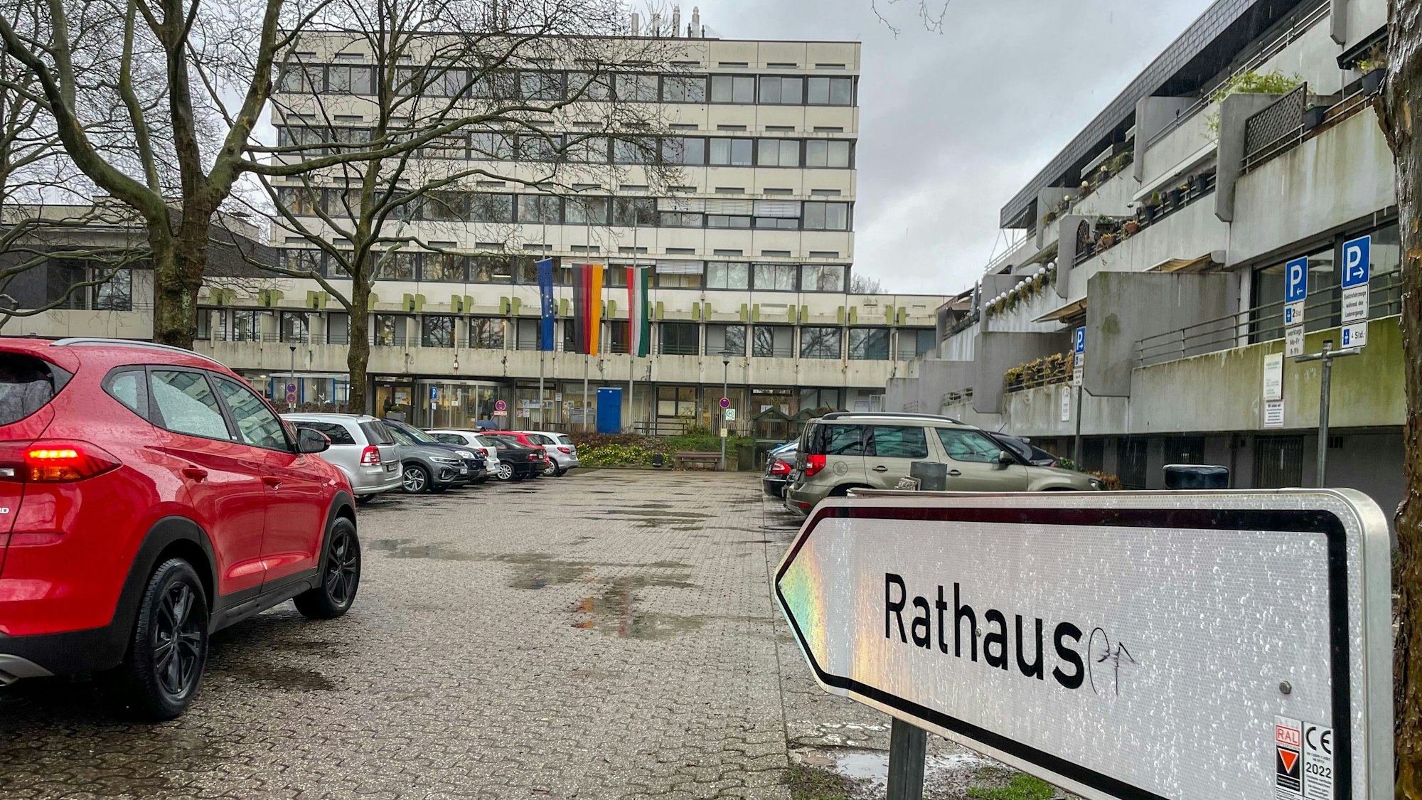 Wie die Verwaltung am Dienstagnachmittag mitteilt, hat eine Fachfirma erhöhte Werte in 17 Räumen auf fünf Etagen gemessen, nur im Kellergeschoss habe man keine erhöhten PCB-Werte festgestellt.