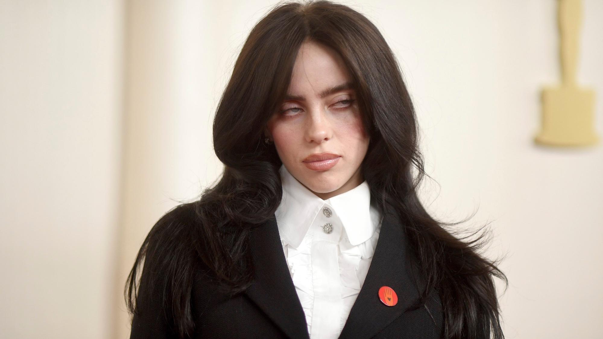Auf dem roten Teppich trugen einige Anwesende, darunter Sängerin Billie Eilish und die Schauspieler Mark Ruffalo, rote Anstecknadeln, um der Forderung nach einem Waffenstillstand Ausdruck zu verleihen.