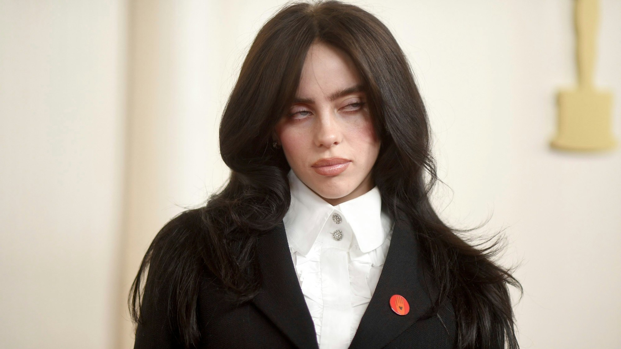 Auf dem roten Teppich trugen einige Anwesende, darunter Sängerin Billie Eilish und die Schauspieler Mark Ruffalo, rote Anstecknadeln, um der Forderung nach einem Waffenstillstand Ausdruck zu verleihen.