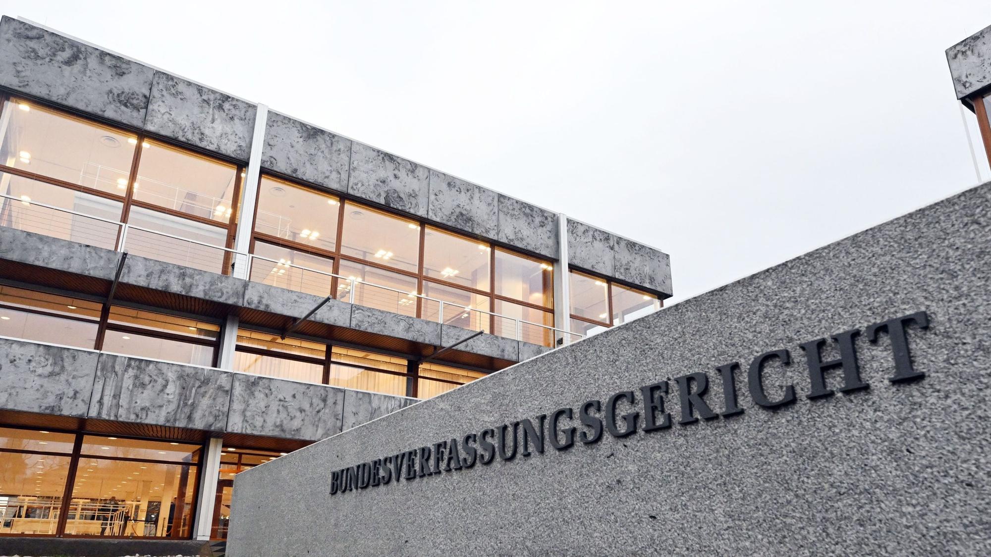 Außenaufnahme des Bundesverfassungsgerichts in Karlsruhe: ein Zweckbau ist zu sehen.