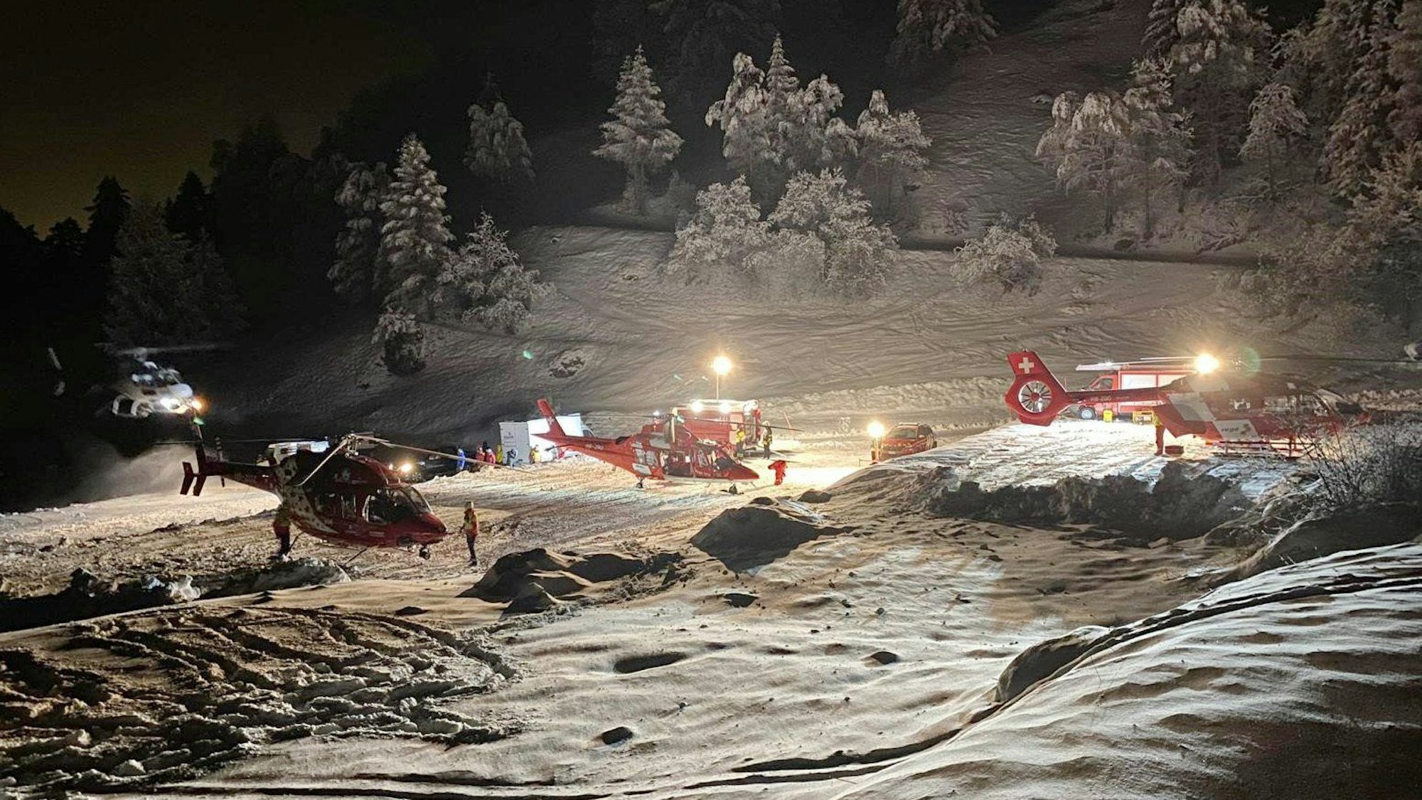 Sion: Bergretter und Hubschrauber bereiten sich auf den Abflug zum Berg Tête Blanche in den Schweizer Alpen vor. Hier sind mehrere Skitourengänger gestorben.