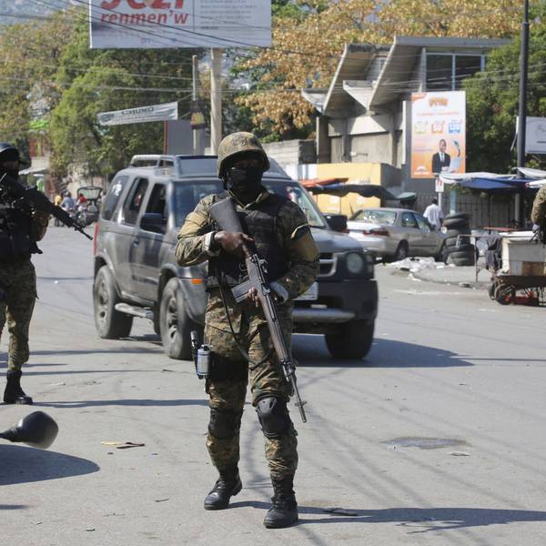 09.03.2024, Haiti, Port-au-Prince: Mitglieder der Allgemeinen Sicherheitseinheit des Nationalen Palastes (USGPN) errichten eine Sicherheitsabsperrung um einen der drei Bahnhöfe im Stadtzentrum, nachdem die Polizei am Vortag einen Angriff von Banden abgewehrt hat.