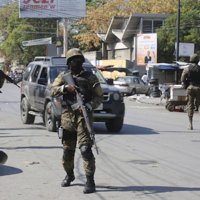 09.03.2024, Haiti, Port-au-Prince: Mitglieder der Allgemeinen Sicherheitseinheit des Nationalen Palastes (USGPN) errichten eine Sicherheitsabsperrung um einen der drei Bahnhöfe im Stadtzentrum, nachdem die Polizei am Vortag einen Angriff von Banden abgewehrt hat.