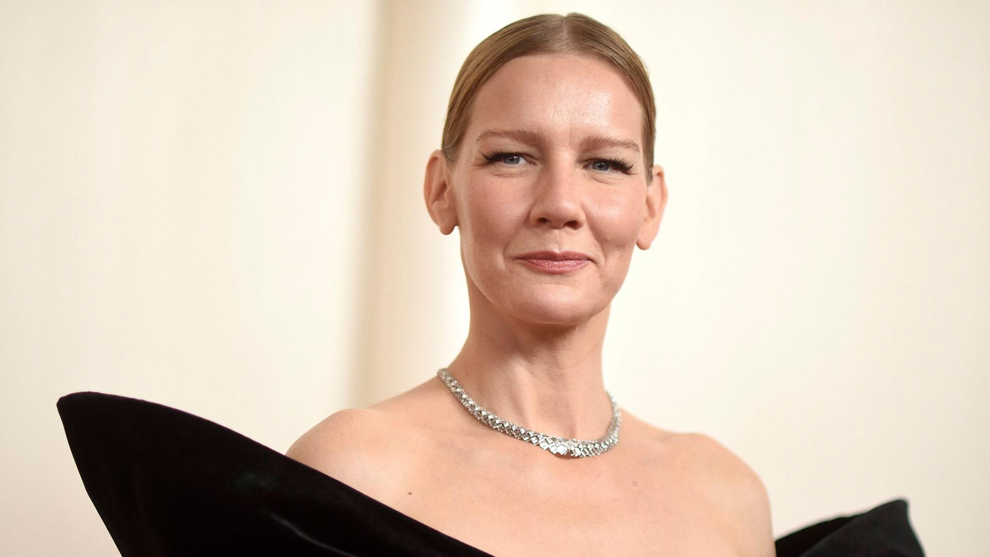 10.03.2024, USA, Los Angeles: Sandra Hüller kommt zur Oscar-Verleihung im Dolby Theatre in Los Angeles. Sie trägt ein schulterfreies, schwarzes Kleid.