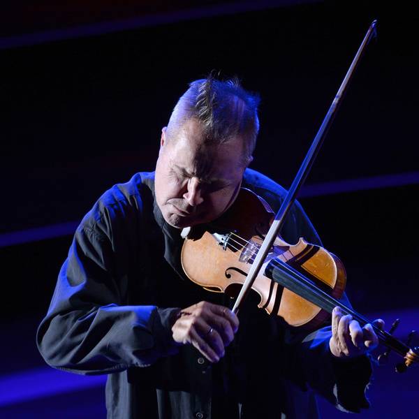 Nigel Kennedy spielt Geige.