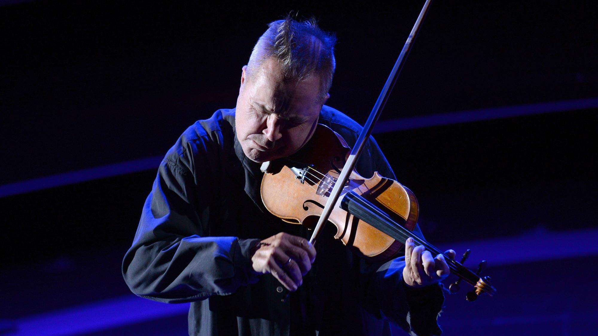 Nigel Kennedy spielt Geige.