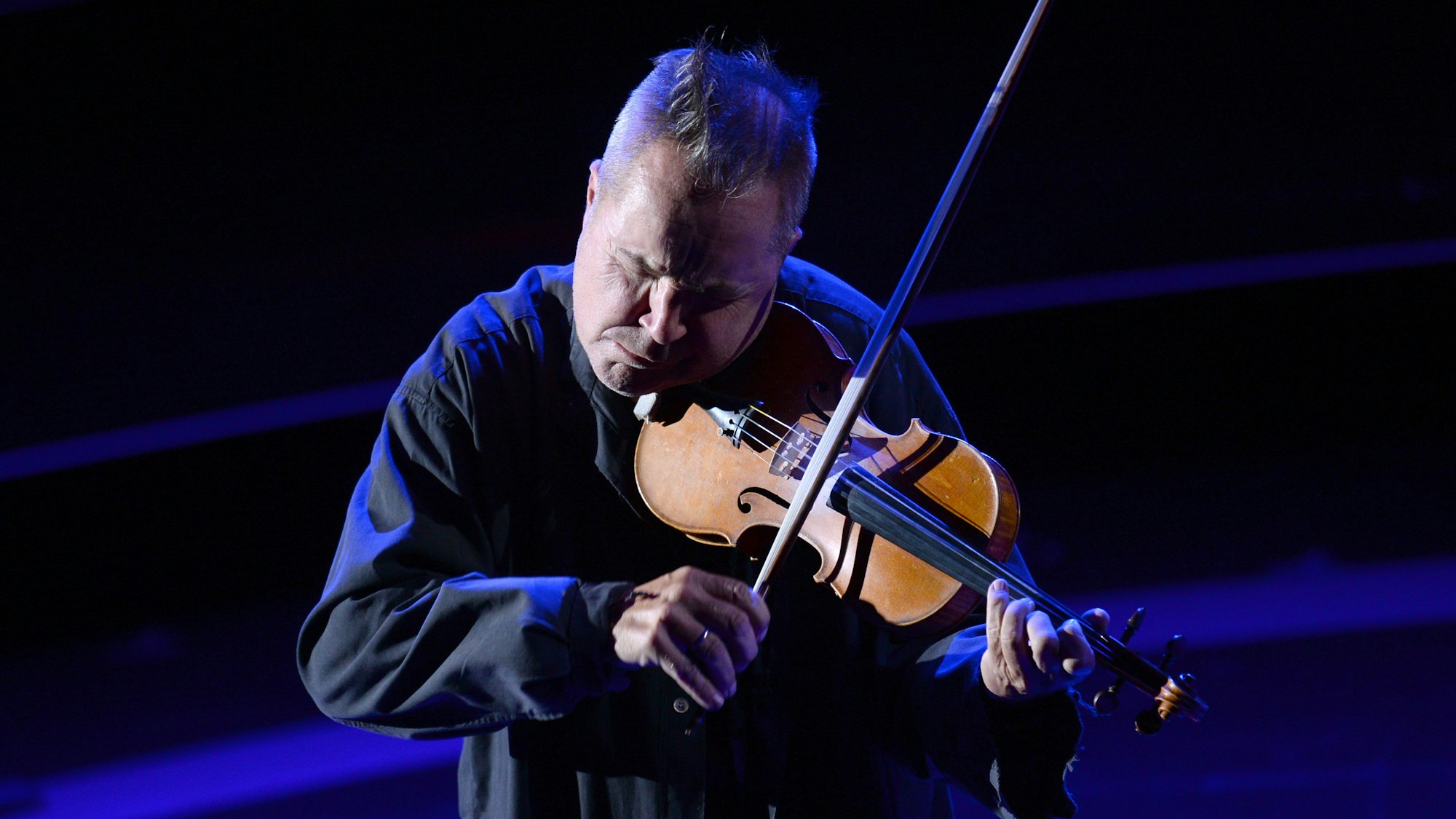 Nigel Kennedy spielt Geige.