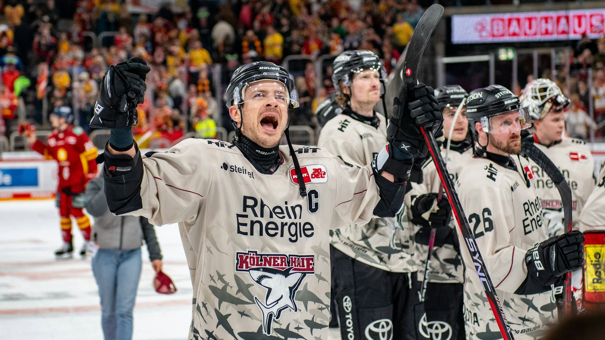 Moritz Müller beim Jubel nach einem Sieg gegen die Düsseldorfer EG.
