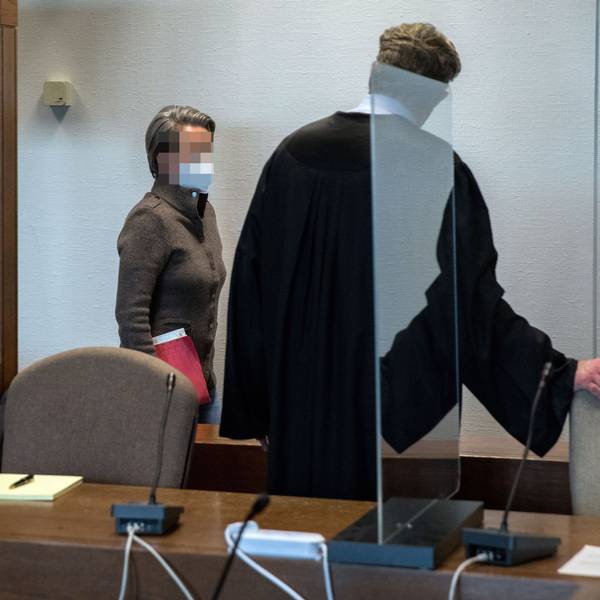 Die verurteilte Maklerin mit ihrem Verteidiger Jüren Graf im Kölner Landgericht.
