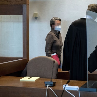 Die verurteilte Maklerin mit ihrem Verteidiger Jüren Graf im Kölner Landgericht.