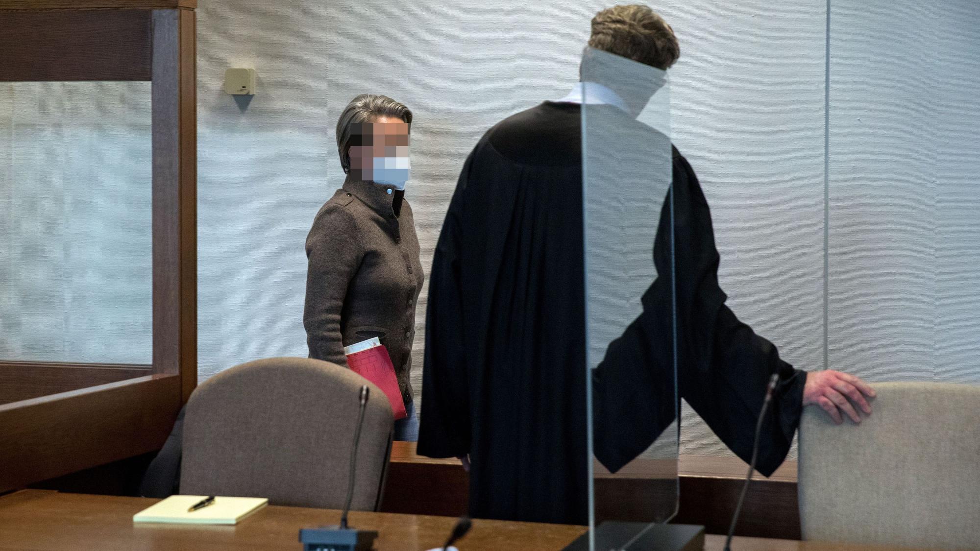 Die verurteilte Maklerin mit ihrem Verteidiger Jüren Graf im Kölner Landgericht.