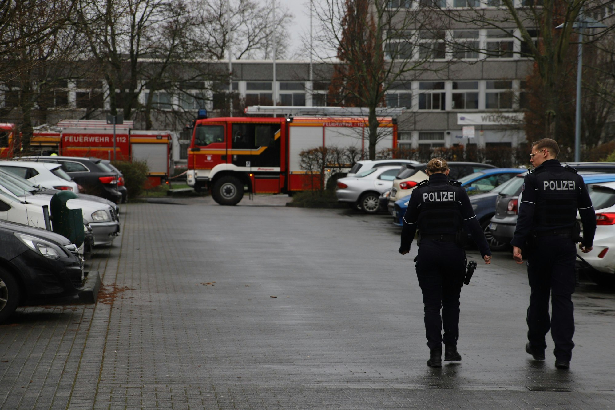 Polizei und Feuerwehr rückten nach Sieglar zu dem Brand aus.
