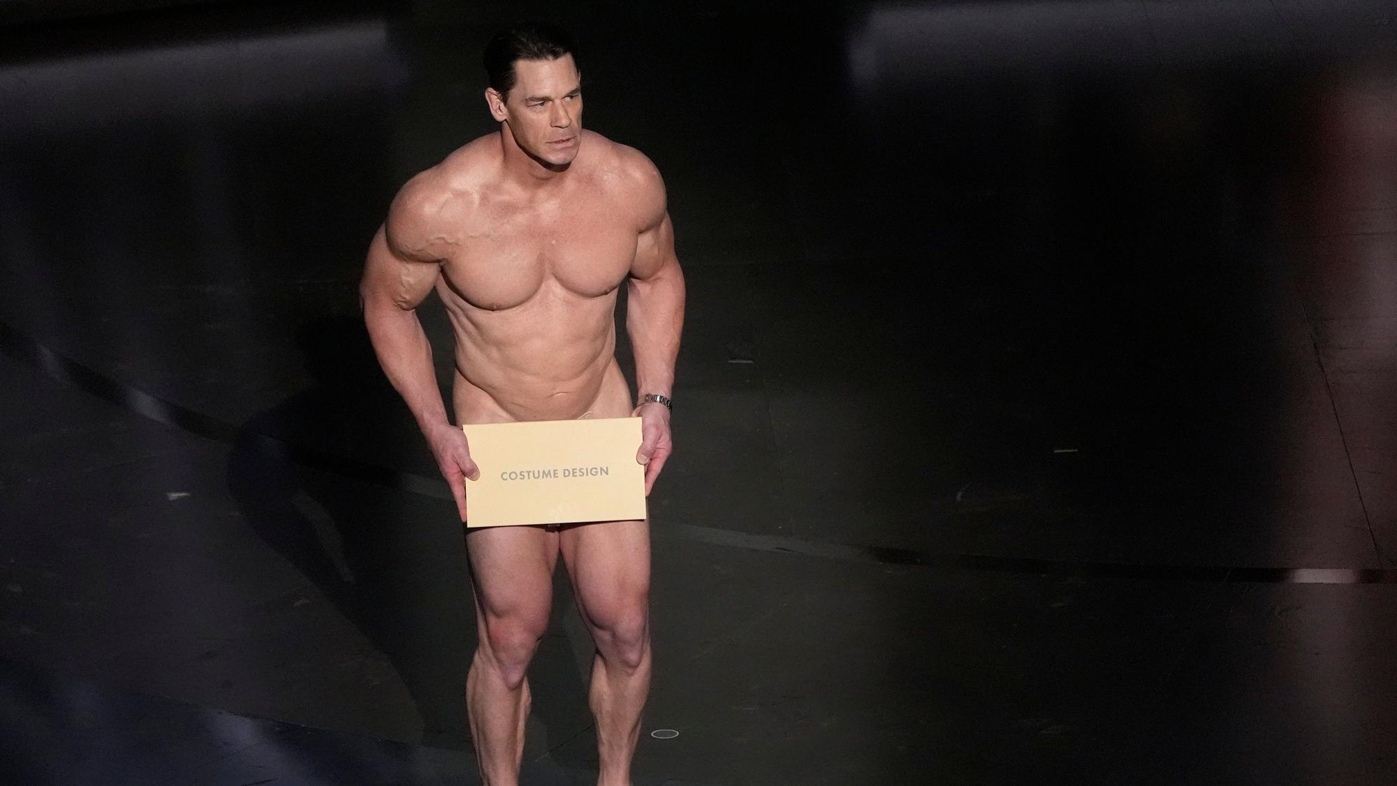 John Cena präsentiert den Preis für das beste Kostümdesign während der Oscarverleihung im Dolby Theatre in Los Angeles.